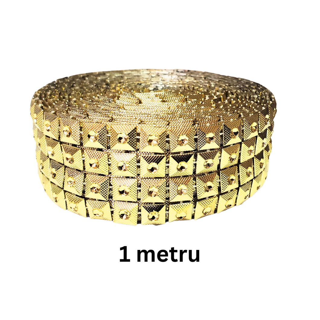 Banda cu Strasuri Decorativa de Lipit Aplicat din Acril 6 Siruri Rhinestones Galben-Auriu Patrate 1 m