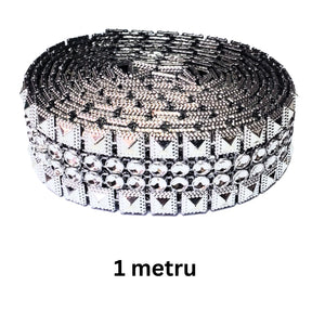 Banda Panglica cu Strasuri Decorativa de Lipit Aplicat din Acril 4 Siruri si Patrate Rhinestones Argintii Silver 1 m